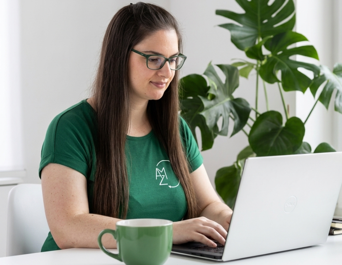 Anna-Maria Zimmermann konzentriert am Laptop